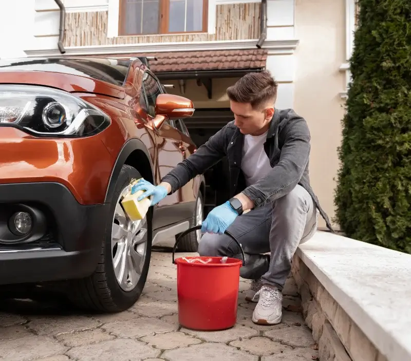 Lavage auto à domicile Tresques : professionnel intervenant sur un véhicule